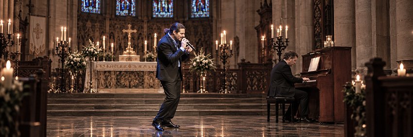 Santi Romano interpretando Country Gospel y Gospel Sureño en el Ciclo Gospel de Euskadi, Navarra y Euskal Herria. Santi Romano Country Gospel eta Southern Gospel interpretatzen Euskadi, Nafarroa eta Euskal Herriko Gospel Zikloan.